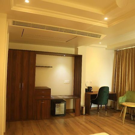Sapphire Sky Hotel 데라둔 외부 사진
