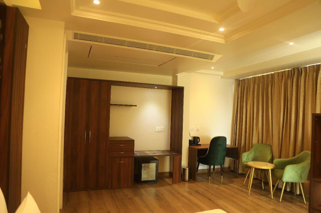 Sapphire Sky Hotel 데라둔 외부 사진